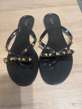 NWOT Steve Madden black flip flops with bow detail and gold studs. Size 8.5.